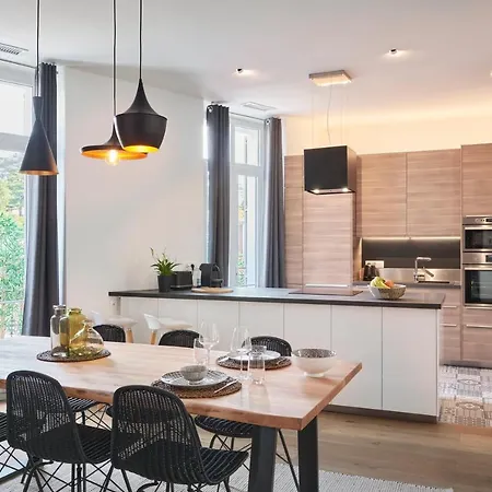 Super Central, Spacious, Sunny Large Deck & كان