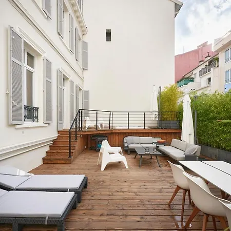 Super Central, Spacious, Sunny Large Deck & شقة كان