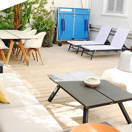 Super Central, Spacious, Sunny Large Deck & شقة