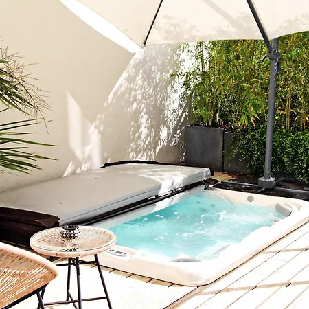 Super Central, Spacious, Sunny Large Deck & شقة