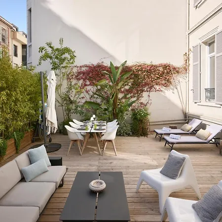 Super Central, Spacious, Sunny Large Deck & شقة
