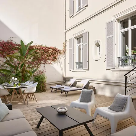 Super Central, Spacious, Sunny Large Deck & شقة *